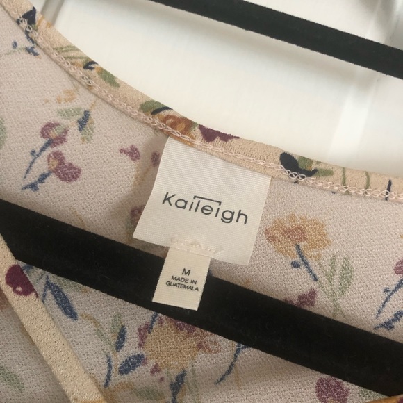 Kaileigh short sleeve flowered top - size medium - Picture 2 of 2